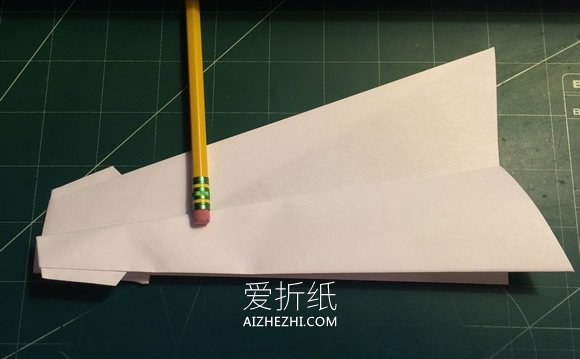 飞得又快又远纸飞机的折纸教程- www.aizhezhi.com