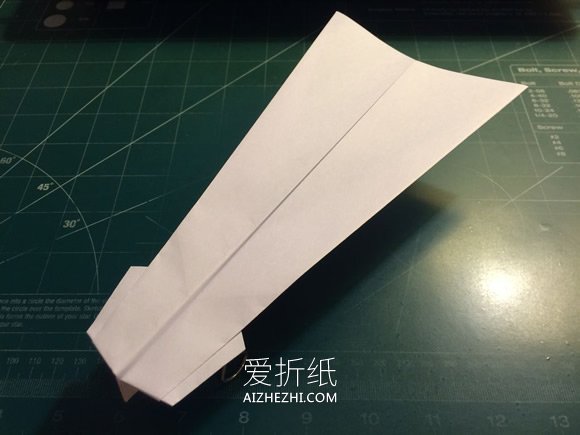飞得又快又远纸飞机的折纸教程- www.aizhezhi.com