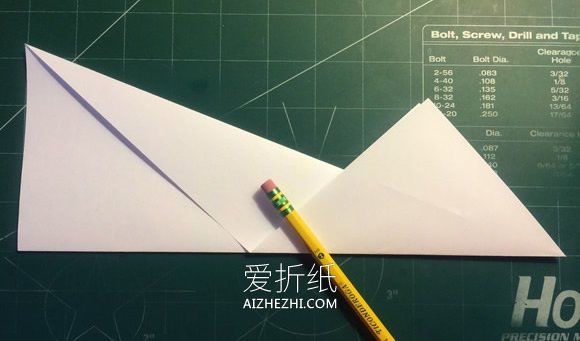 飞得又快又远纸飞机的折纸教程- www.aizhezhi.com