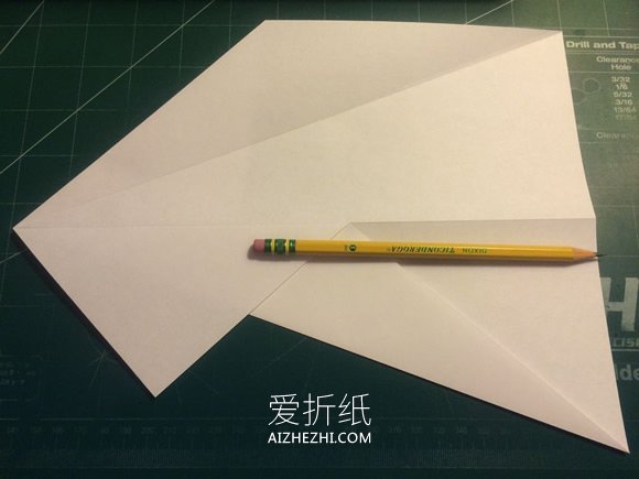 飞得又快又远纸飞机的折纸教程- www.aizhezhi.com