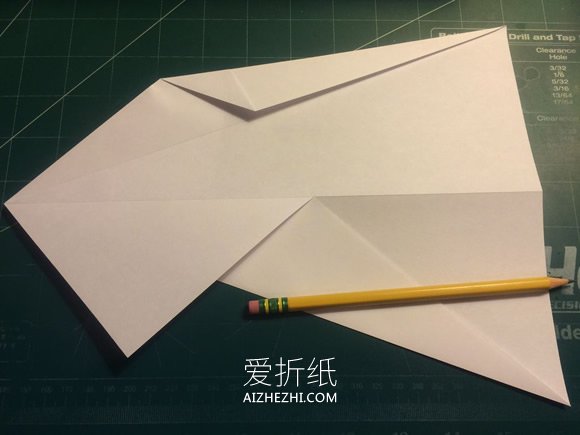 飞得又快又远纸飞机的折纸教程- www.aizhezhi.com