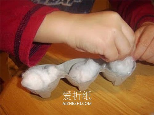 简单用鸡蛋盒做雪人的方法- www.aizhezhi.com