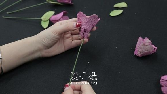 用鸡蛋盒做玫瑰花的方法- www.aizhezhi.com