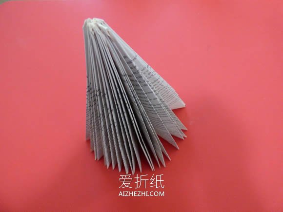 用旧书做立体圣诞树的方法- www.aizhezhi.com