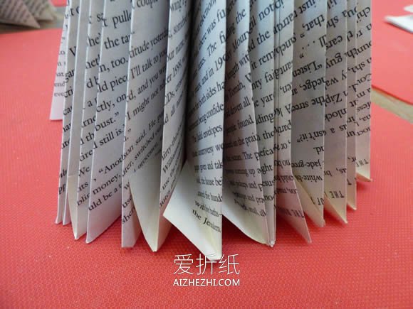 用旧书做立体圣诞树的方法- www.aizhezhi.com