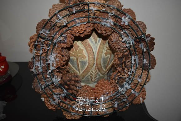 用松果做圣诞花环的方法图解- www.aizhezhi.com