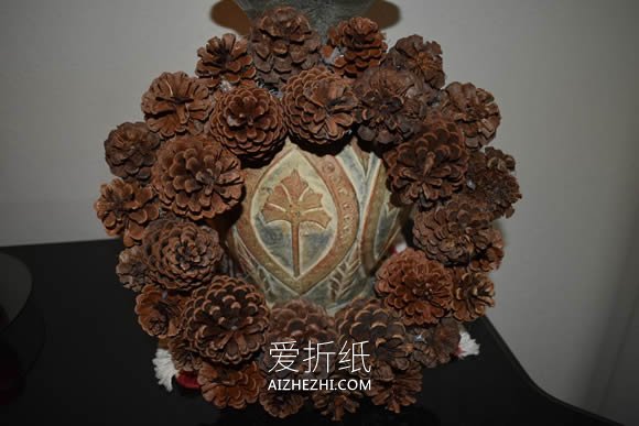 用松果做圣诞花环的方法图解- www.aizhezhi.com