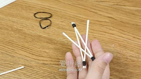 用棉签做圣诞星挂饰的方法- www.aizhezhi.com