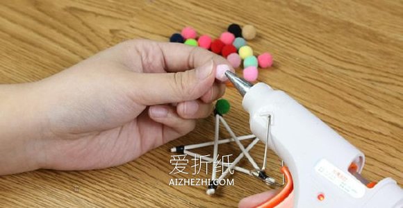 用棉签做圣诞星挂饰的方法- www.aizhezhi.com