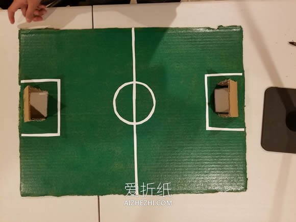 [视频]用硬纸板制作桌上足球桌的方法- www.aizhezhi.com