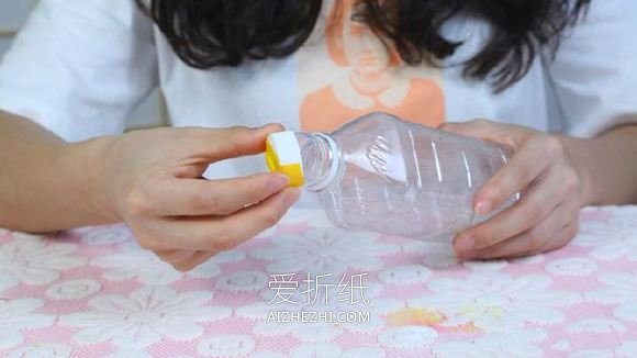 用矿泉水瓶制作气球打气筒的方法- www.aizhezhi.com