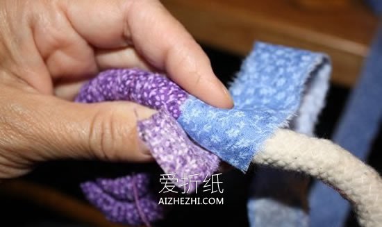 用旧衣服和绳子制作收纳筐的方法- www.aizhezhi.com