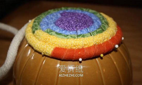 用旧衣服和绳子制作收纳筐的方法- www.aizhezhi.com