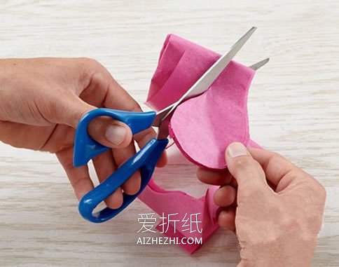 用彩色薄纸做花朵挂饰的方法- www.aizhezhi.com