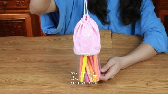 用饮料瓶做笔袋的教程- www.aizhezhi.com