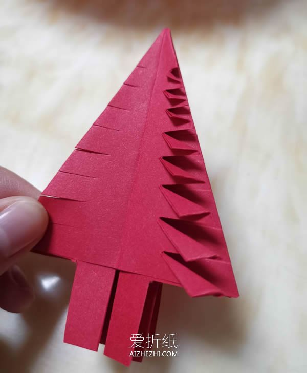 一步步折纸圣诞树的步骤图解- www.aizhezhi.com