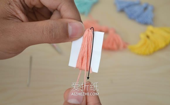 用纱线做流苏的方法- www.aizhezhi.com