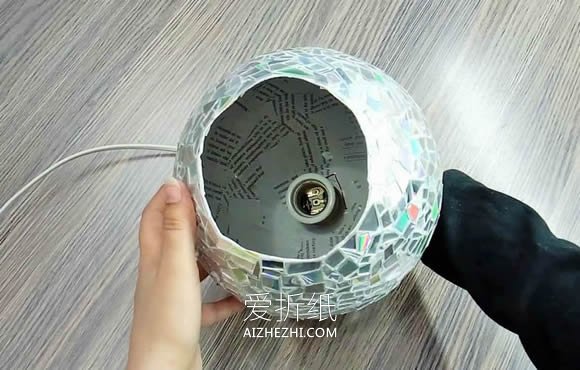 旧光盘废物利用做闪亮灯罩的方法- www.aizhezhi.com