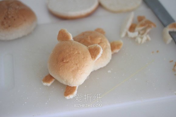 用面包做小熊汉堡的方法- www.aizhezhi.com