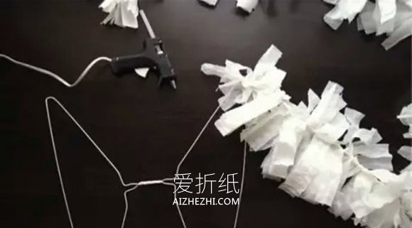 怎么用铁丝衣架做天使翅膀的方法- www.aizhezhi.com