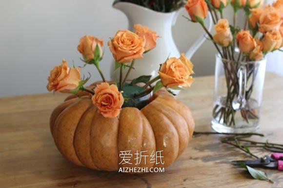 怎么用南瓜做感恩节插花花瓶的方法- www.aizhezhi.com