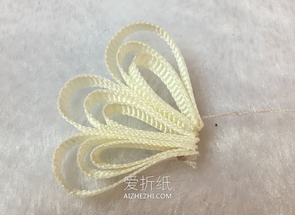 怎么用罗纹带做儿童雪花发夹的方法- www.aizhezhi.com