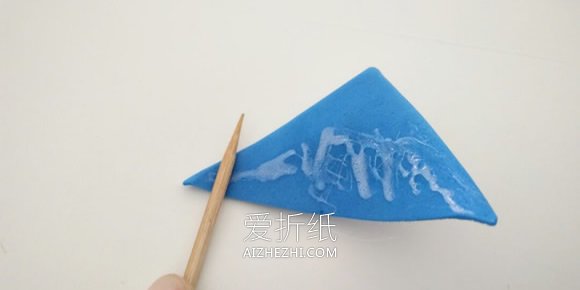 怎么用泡沫纸做玫瑰花的方法图解- www.aizhezhi.com