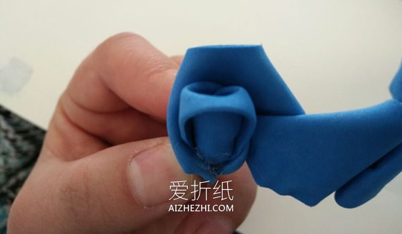 怎么用泡沫纸做玫瑰花的方法图解- www.aizhezhi.com