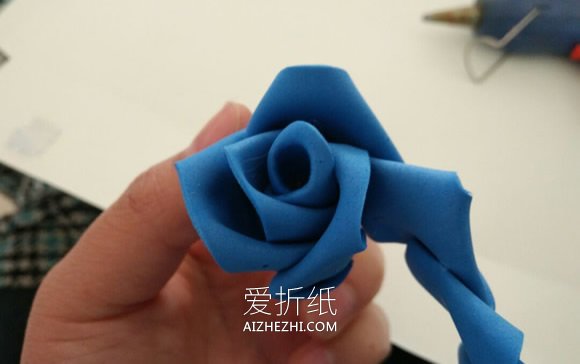 怎么用泡沫纸做玫瑰花的方法图解- www.aizhezhi.com