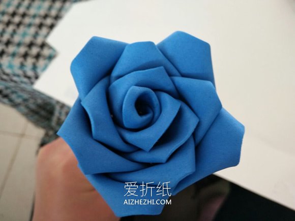 怎么用泡沫纸做玫瑰花的方法图解- www.aizhezhi.com