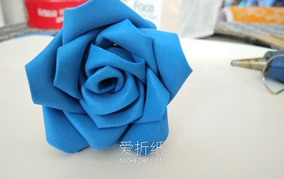 怎么用泡沫纸做玫瑰花的方法图解- www.aizhezhi.com