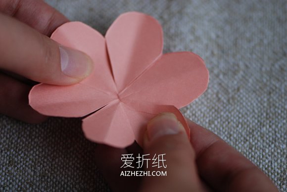 怎么用卡纸做玫瑰花球的方法教程- www.aizhezhi.com