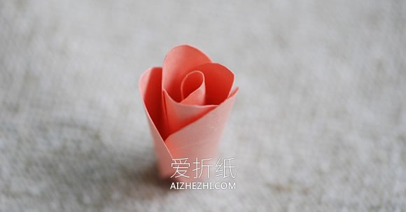 怎么用卡纸做玫瑰花球的方法教程- www.aizhezhi.com