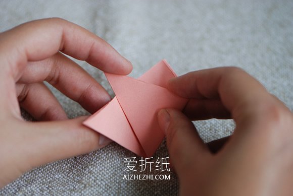 怎么用卡纸做玫瑰花球的方法教程- www.aizhezhi.com