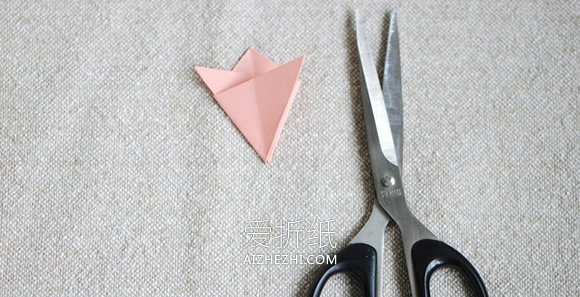 怎么用卡纸做玫瑰花球的方法教程- www.aizhezhi.com