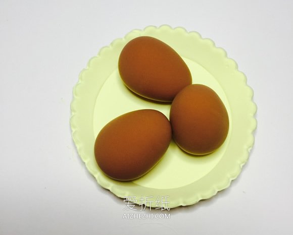 怎么用粘土做一盘鸡蛋的方法图解- www.aizhezhi.com