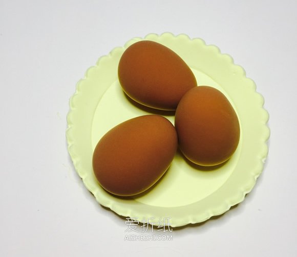 怎么用粘土做一盘鸡蛋的方法图解- www.aizhezhi.com