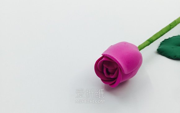 怎么用粘土做玫红色玫瑰花的方法教程- www.aizhezhi.com