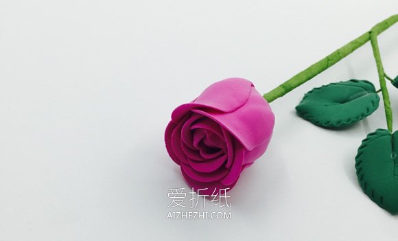 怎么用粘土做玫红色玫瑰花的方法教程- www.aizhezhi.com