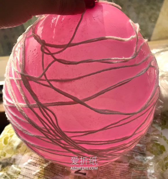 怎么用纱线绕气球做圣诞节雪人灯饰的方法- www.aizhezhi.com