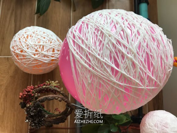怎么用纱线绕气球做圣诞节雪人灯饰的方法- www.aizhezhi.com