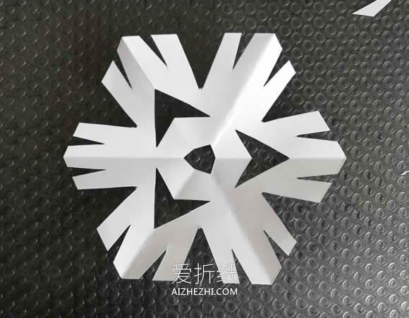 四种简单易学的怎么剪纸雪花的教程- www.aizhezhi.com