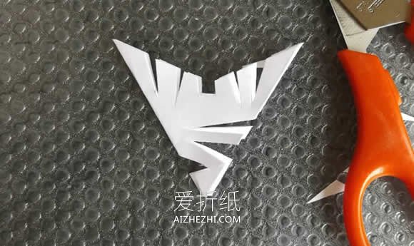 四种简单易学的怎么剪纸雪花的教程- www.aizhezhi.com