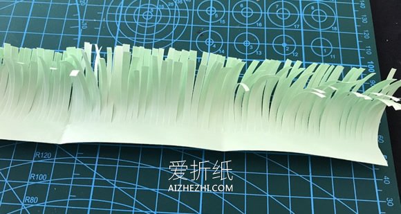 怎么用彩纸做圣诞花环的简单方法教程- www.aizhezhi.com