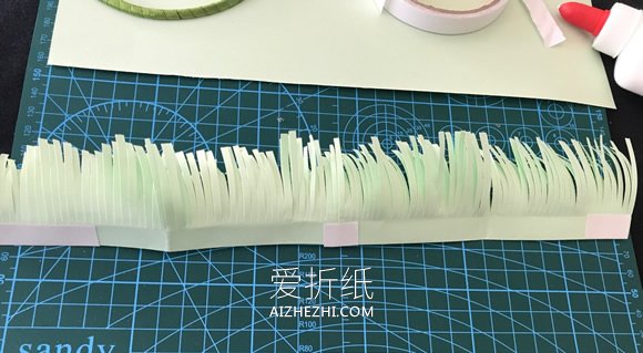 怎么用彩纸做圣诞花环的简单方法教程- www.aizhezhi.com