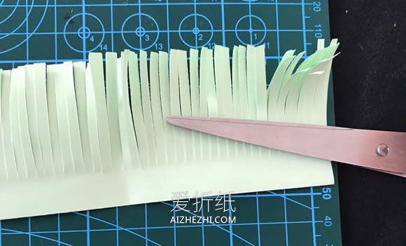 怎么用彩纸做圣诞花环的简单方法教程- www.aizhezhi.com