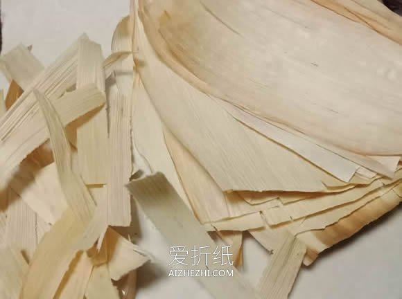 怎么用玉米皮做花朵的方法制作过程- www.aizhezhi.com