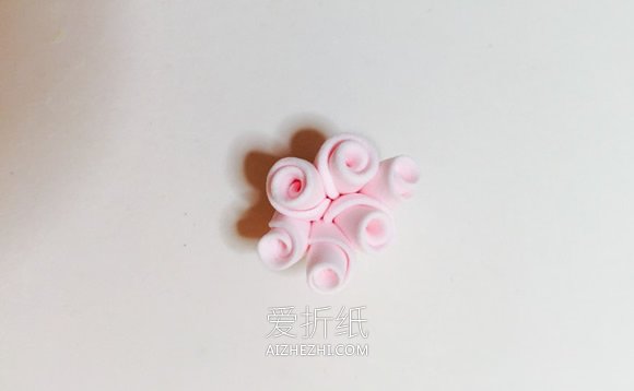 怎么用粘土做粉色带花蛋糕的方法教程- www.aizhezhi.com