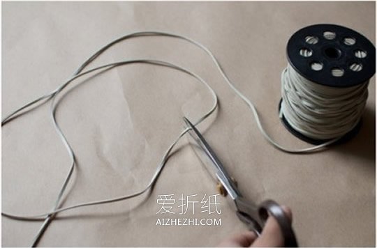 怎么用皮绳改造旧毛衣的方法图解- www.aizhezhi.com