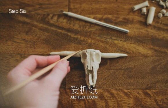 怎么用软陶做山羊头骨小饰品的方法- www.aizhezhi.com